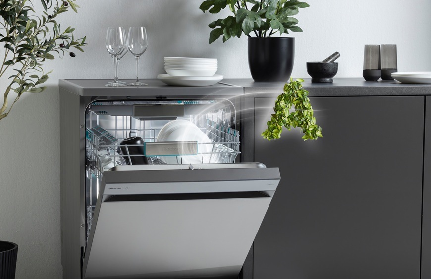 Myčka nádobí Hisense HS673A90BX černá Myčka Hisense má pootevřená dvířka, ze kterých uniká vodní pára. Graficky je zde znázorněna úsporná energetická třída A.