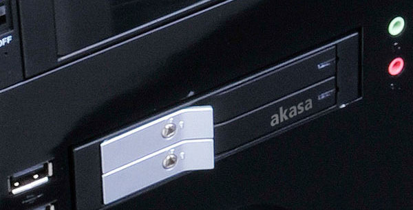 Rámeček AKASA Lokstor M21 2 x 2.5" SSD/SATA HDD Dock in 3.5" PC Bay černý Disky uvnitř docku AKASA Lokstor M21 2 x 2.5" SSD/SATA HDD Dock in 3.5" PC Bay lze vyměnit snadno a rychle i bez použití nářadí