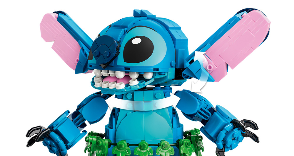 Stavebnice LEGO® │ Disney 43296 Stitch a Scrump Stitch měří přes 19 cm a se Scrumpem vytvoří veselou výstavku, která potěší fanoušky filmu Lilo a Stitch.