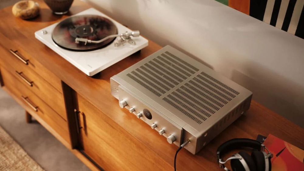 Zesilovač Marantz MODEL 70 a gramofon na dřevěné komodě v obývacím pokoji, ideální pro poslech vinylů