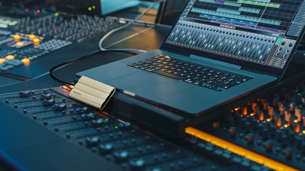 SSD externí Samsung T7 Shield 2TB černý