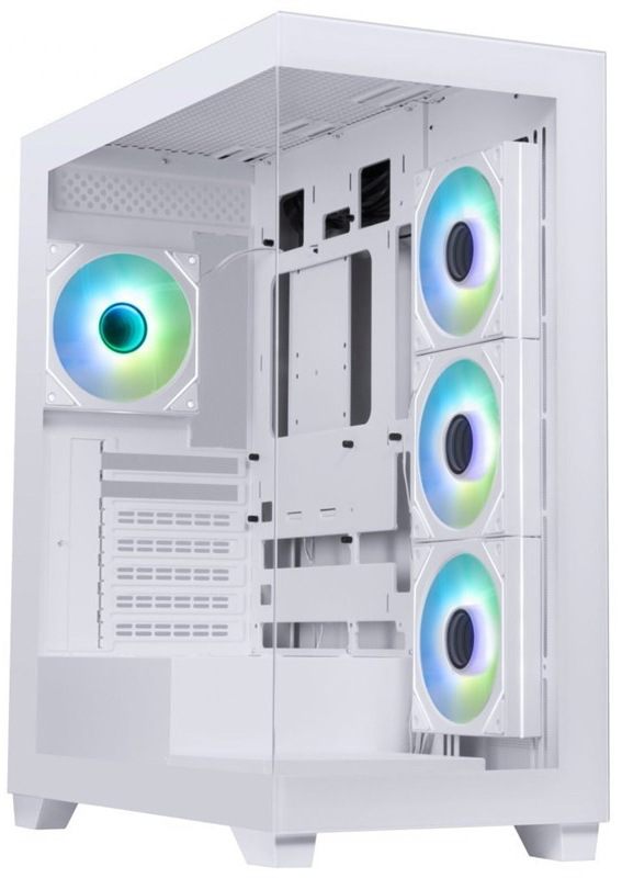 Na fotce je bílá PC skříň BitFenix CETO/CETO Cube z pohledu přes levý přední bok. Skříň má „panoramatické“ prosklení – průhledné čelo a levá bočnice z tvrzeného skla, takže je vidět dovnitř. ARGB ventilátory svítí na pravém boku (vnitřní boční pozice) a jeden je vidět i vzadu, takže podsvícení vytváří výrazný světelný efekt i při pohledu z rohu skříně.