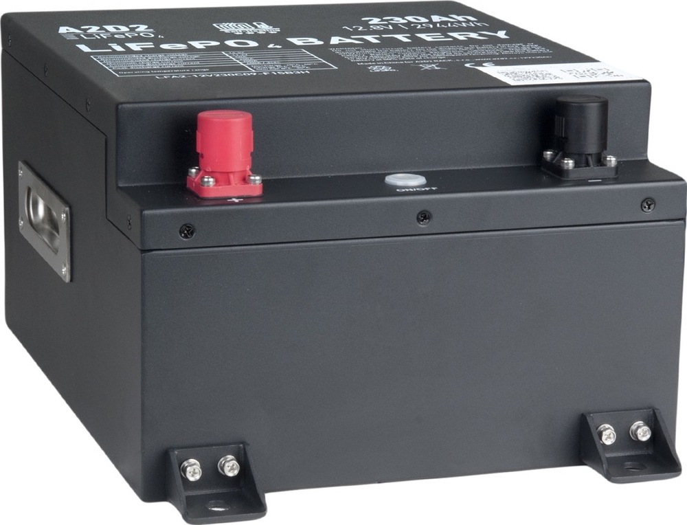 Černý akumulátor A2D2 LiFePO4 12,8 V 230 Ah v kovovém pouzdru s konektory M8 a montážními patkami.