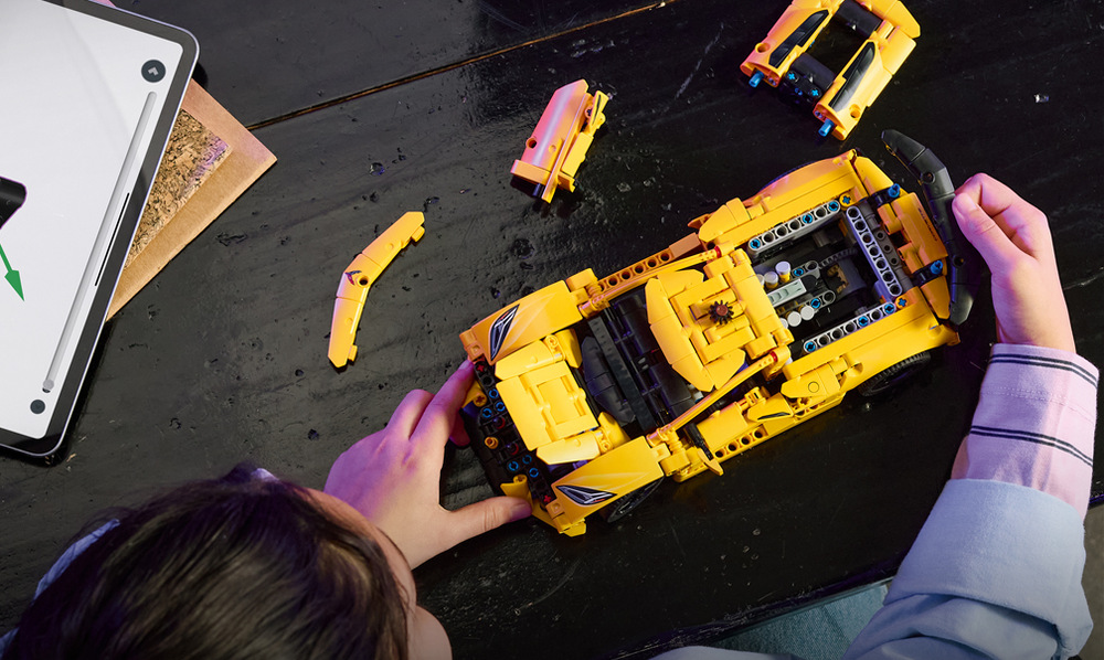 Pohyblivý osmiválcový motor a diferenciál přibližují dětem principy fungování automobilových mechanismů.