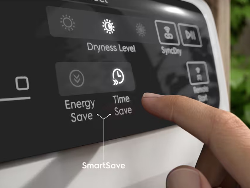 Ovládací panel sušičky Electrolux s tlačítky pro funkci SmartSave.