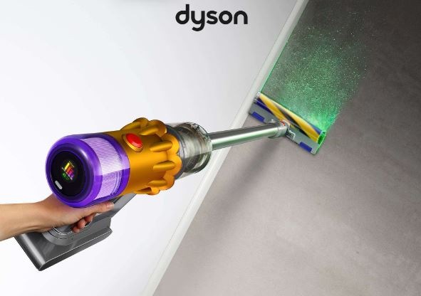 Tyčový vysavač Dyson V12 Detect Slim Absolute 2026 stříbrný Obrázek zachycuje úklid s Dyson V12 Detect Slim Absolute, jehož hubice má integrované osvětlení, které odhalí i ten nejmenší prach.