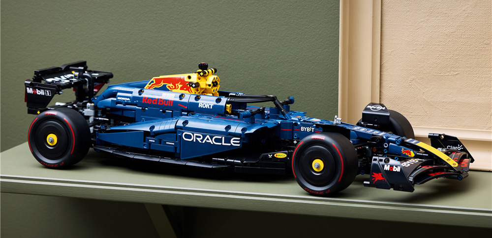 Šestiválcový motor V6 s pohyblivými písty doplňuje dvoustupňová převodovka a diferenciál ukrytý pod karoserií.