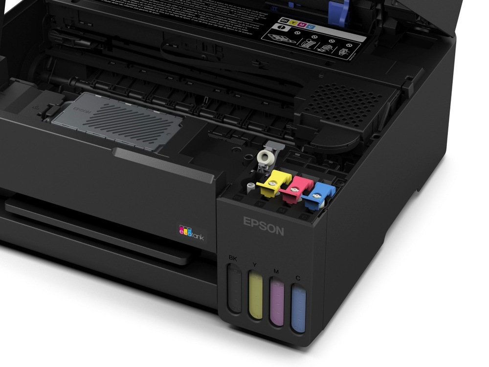 Tiskárna multifunkční Epson EcoTank L3352 černá Detail otevřené tiskárny Epson EcoTank s odkrytým tiskovým mechanismem a ukazately hladiny inkoustu