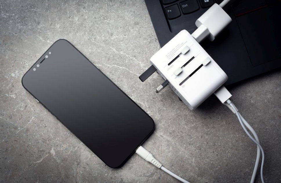 Cestovní adaptér FIXED Voyager pro EU, UK a USA/AUS, s 3xUSB-C a 2xUSB výstupem, GaN, PD 65W bílý FIXED FIXCT65-3C2A-WH