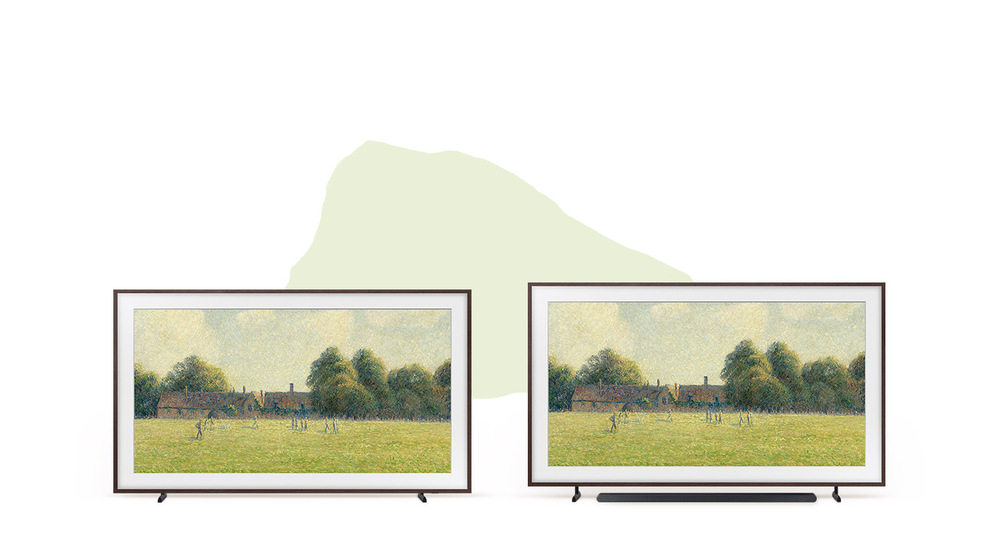 Televize Samsung The Frame QE50LS03F Dvě televize Samsung QE50LS03F vedle sebe, televize vpravo má zvýšený nastavitelný stojan, takže se pod ni vejde soundbar