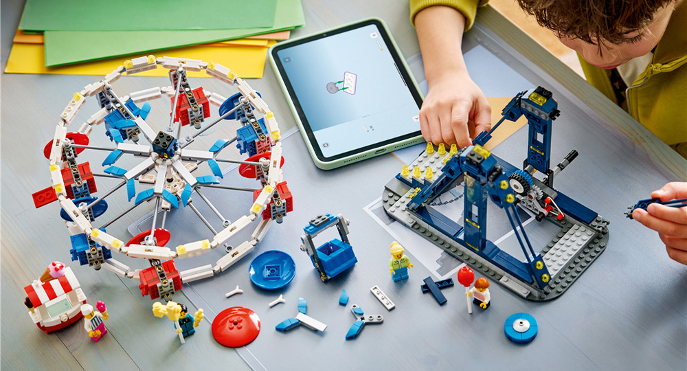 Stavebnice LEGO® Creator 3 v 1 31389 Kultovní ruské kolo Všechny atrakce mají pohyblivé prvky, které děti ovládají pomocí rukojeti a rozpohybují celý model.