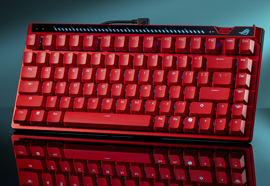Červená varianta Asus ROG Falchion ACE 75 HE s horní RGB lištou