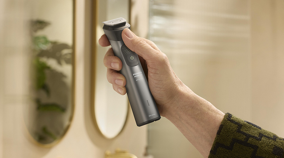 Muž drží v ruce zastřihovač Philips MG9531/15 Series 9000