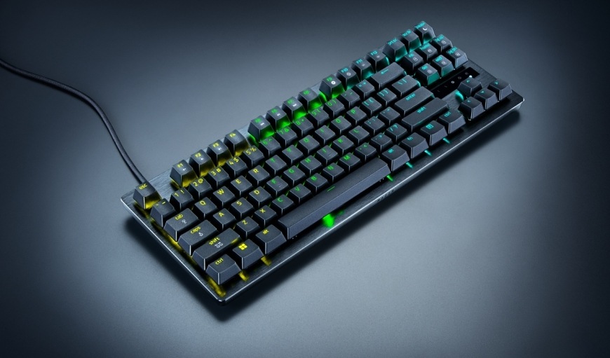 Klávesnice Razer Huntsman V3 Tenkeyless 8KHz, US Layout černá Šikmý pohled na klávesnici s vícebarevným RGB podsvícením a hliníkovou horní deskou