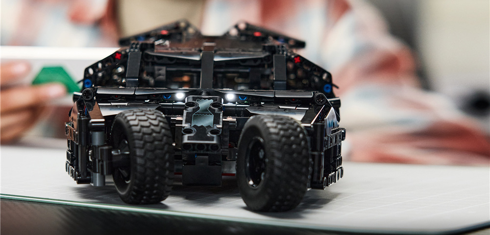 Batmobile lze po sestavení ovládat pomocí aplikace CONTROL+ a využít ho při různých úkolech.