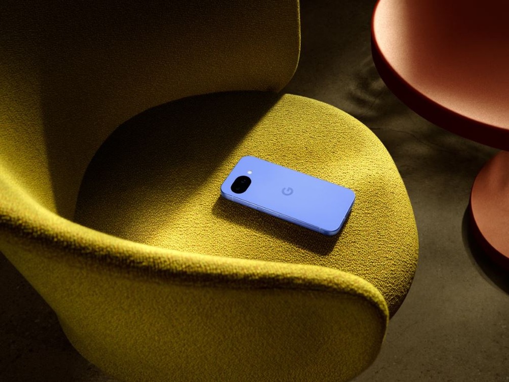 Mobilní telefon Google Pixel 10a 5G 8 GB / 128 GB zelený smartphone Google Pixel 10a na žlutém křesle