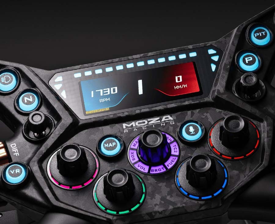Volant Moza Racing KS Pro hliník Detailní záběr na volant závodního simulátoru s digitálním displejem, který zobrazuje 1730 ot./min a rychlost 0 km/h. Tlačítka a otočné ovladače jsou podsvíceny modrou, růžovou a červenou barvou, což vytváří špičkovou a poutavou atmosféru.
