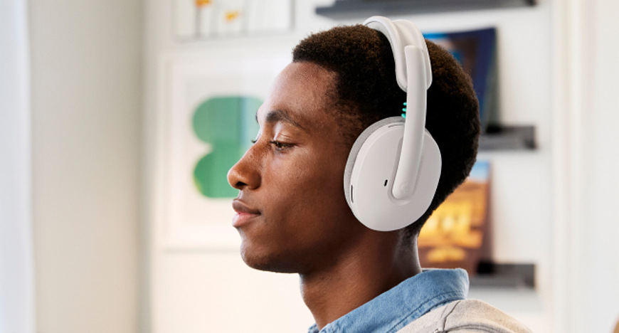 Boční profil hráče s nasazeným herním headsetem Logitech G325 LIGHTSPEED Wireless při hraní