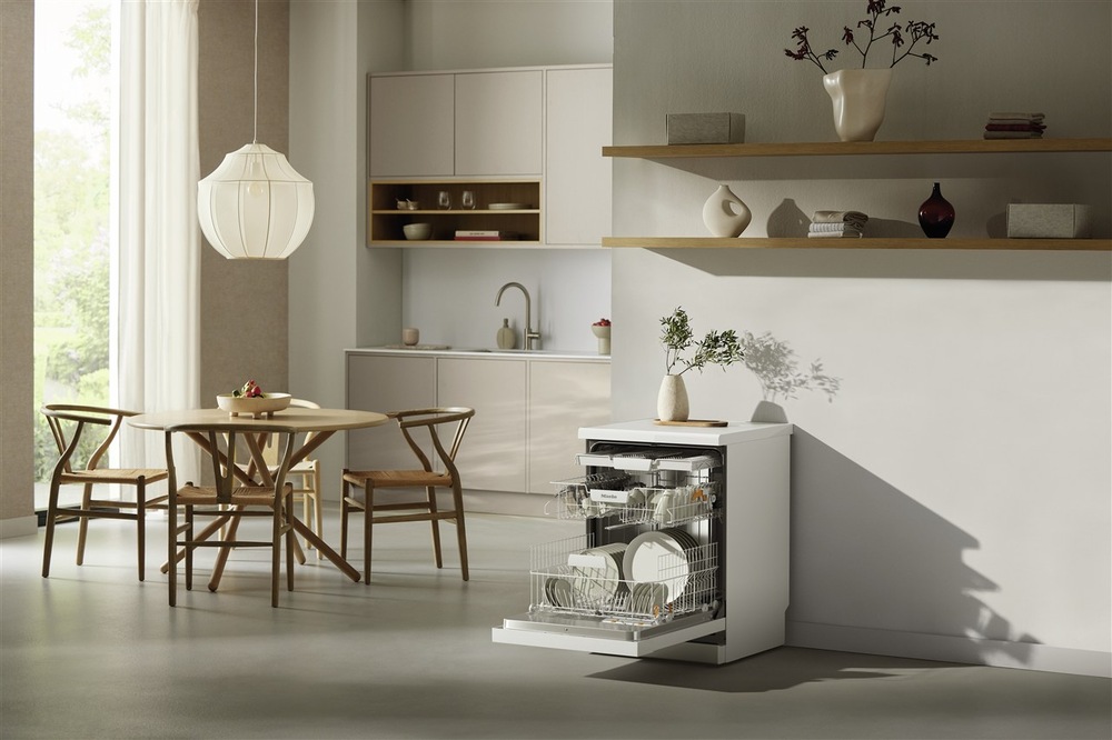 Myčka nádobí Miele G 5611 SC Active bílá Otevřená myčka Miele 5611 SC Active s naskládaným nádobím stojí v kucyni