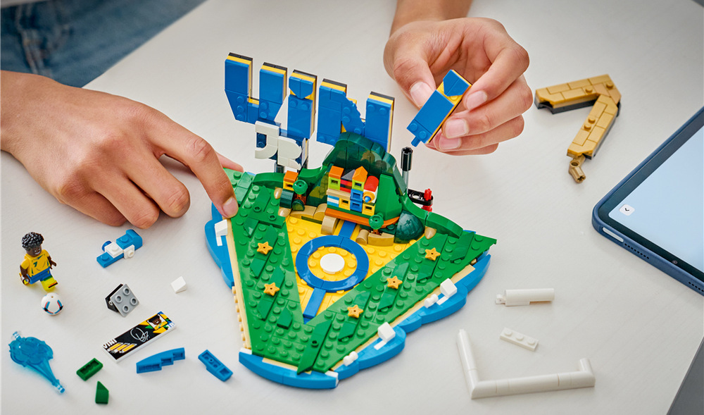 Stavebnice LEGO® Editions 43027 Vini Jr. – Hvězdné momenty fotbalu Stavění z 510 dílků LEGO nabízí školákům od 10 let kreativní projekt zakončený figurkou slavného sportovce.