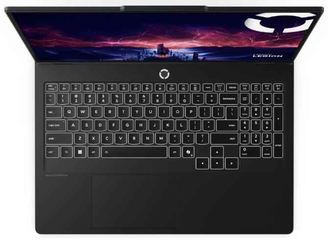 Pohled shora na klávesnici s numerickou částí a touchpad notebooku Lenovo Legion Pro 5 16IAX10H
