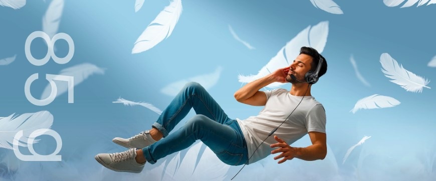 Muž se sluchátky Genius HS-235U AI se vznáší v prostoru s peříčky