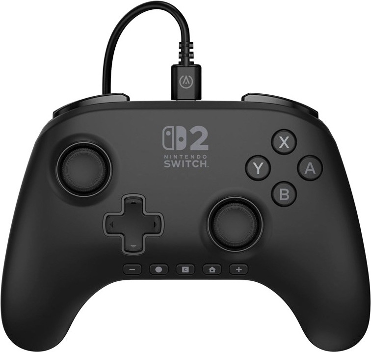Na obrázku je černý drátový gamepad PowerA Advantage pro Nintendo Switch 2. Ovladač má dva analogové joysticky, směrový kříž, tlačítka A, B, X a Y a několik menších funkčních tlačítek ve spodní části. Uprostřed je logo Nintendo Switch 2 a z horní části vede připojovací kabel. Gamepad má zaoblený ergonomický tvar pro pohodlné držení při hraní.