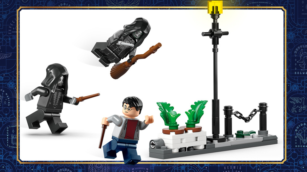 Stavebnice LEGO® Harry Potter™ 76459 Hagrid™ a Harryho útěk ze Zobí ulice Miniaturní část Zobí ulice s lampou a převrácenými květináči přidává útěku další akční momenty.
