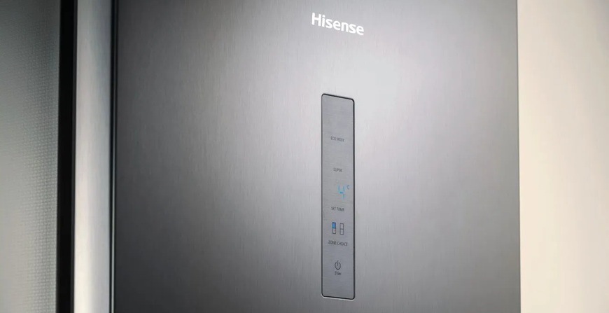 Chladnička s mrazničkou Hisense RB645N4BIB nerez Detailní záběr na ovládací panel chladničky Hisense RB645N4BIB.