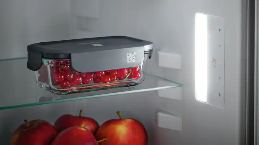 Dóza na potraviny Miele Gourmet Box (velikost M) Miele Gourmet Box s ovocem uložený na polici v lednici
