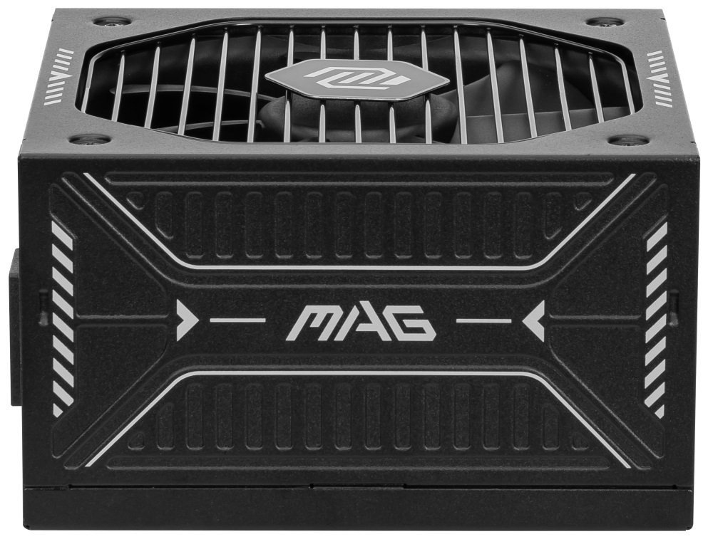 Zdroj MSI MSI MAG A750GLS 750W PCIE5 černý Na obrázku je černý počítačový napájecí zdroj MSI MAG focený zepředu a mírně shora. Na boční straně je výrazné bílé logo MAG s technickými linkami a pruhy po stranách. Nahoře je vidět velký ventilátor pod ochrannou mřížkou a uprostřed mřížky je znak MSI.
