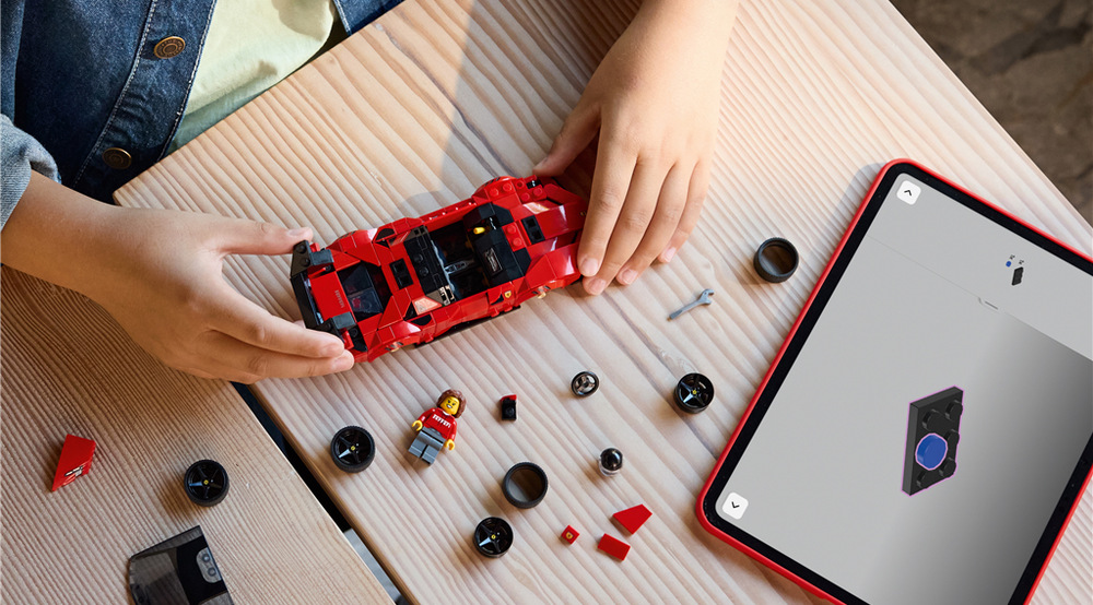 Minifigurka řidiče v kombinéze Ferrari umožňuje dětem proměnit výstavní model v závodní speciál plný příběhů.