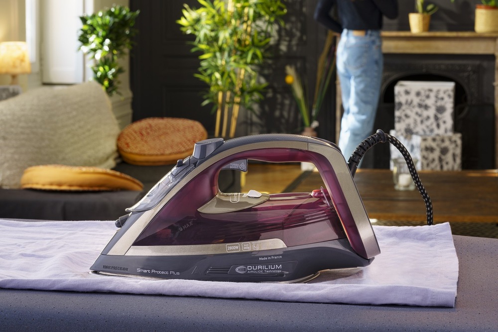 Žehlička Tefal FV6870E0 Smart Protect Plus vínová Napařovací žehlička Tefal FV6870E0 Smart Protect Plus 2800 W
