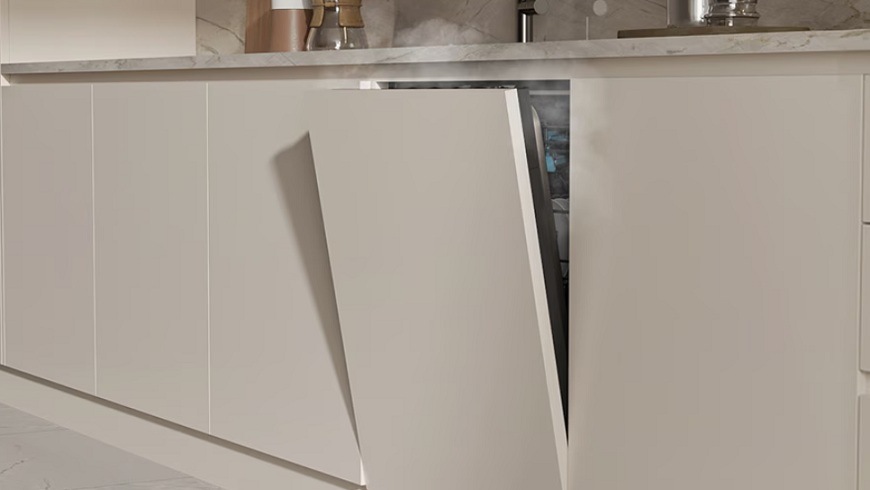Myčka nádobí Samsung DW80H77WAI0U1 pára uniká z pootevřené myčky Samsung DW80H77WAI0U1