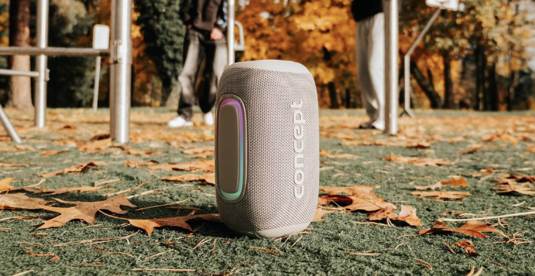 Šedý reproduktor Concept SoundJoy BR5021 s LED osvětlením ve venkovním sportovním areálu