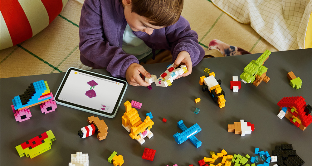 Digitální návody v aplikaci LEGO Builder provází děti také stavbou složitějších modelů, například draka či kytary.