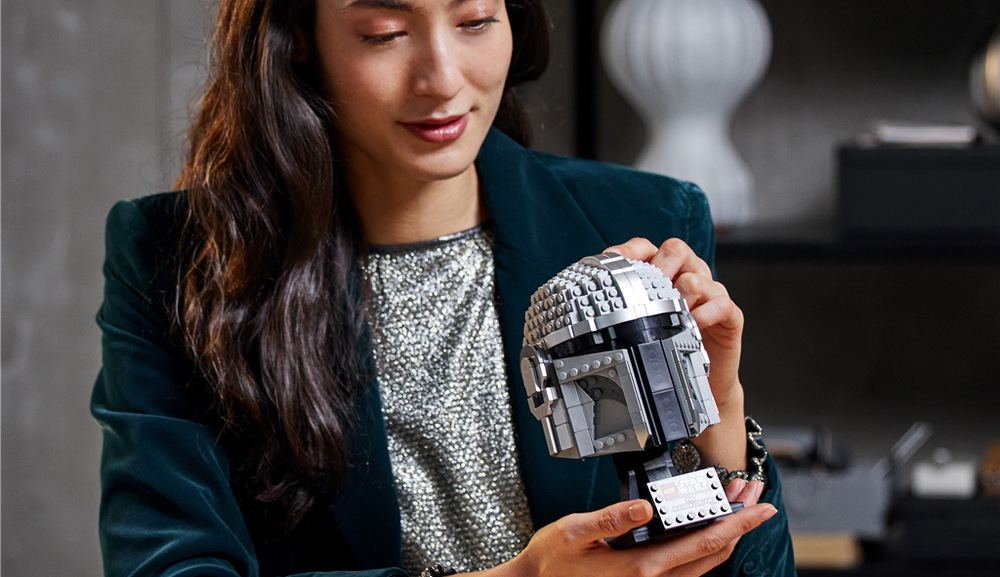 Stavebnice LEGO® Star Wars™ 75328 Helma Mandaloriana Model zachycuje kovový vzhled Mandalorianovy helmy pomocí dílků v několika odstínech šedé.