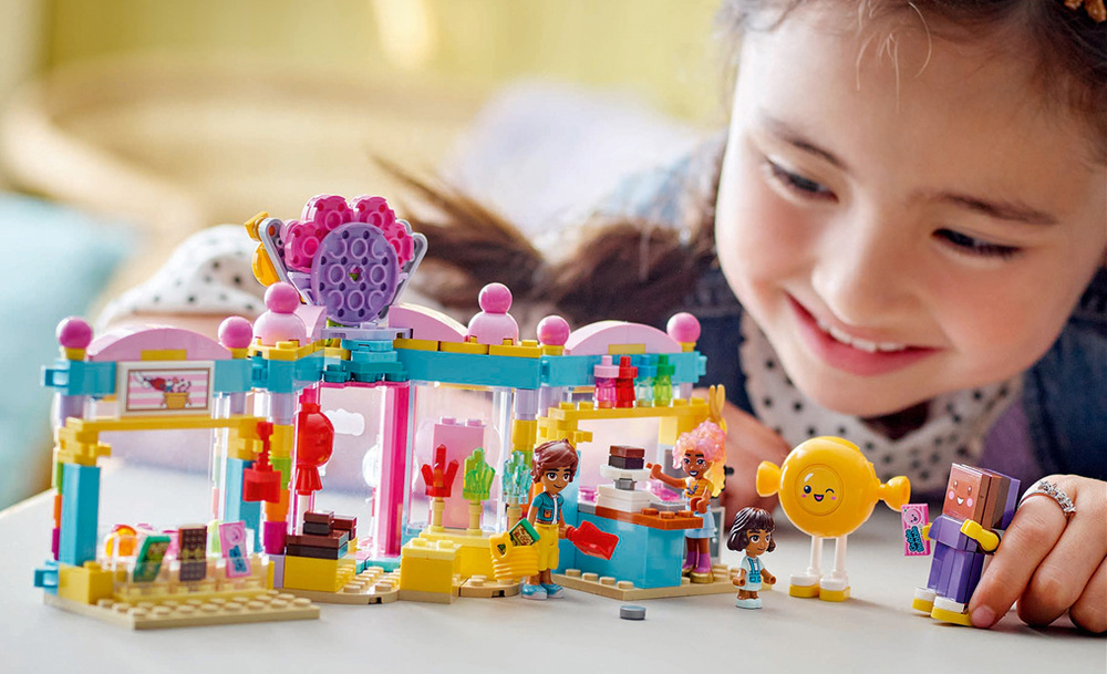 Model LEGO nabízí cukrárnu plnou sladkostí a detailů, které děti vybízejí k hraní na prodavače, zákazníky i cukráře.