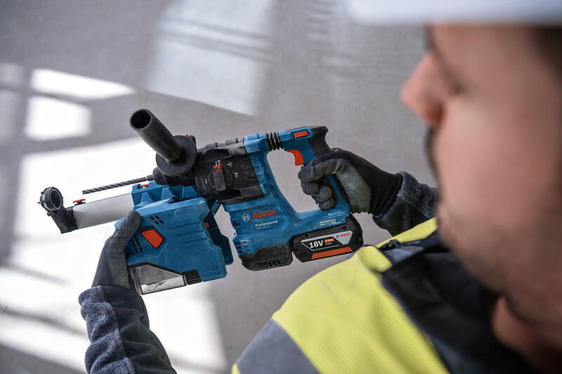 Kladivo vrtací Bosch Professional GBH 18V-22 (bez baterie) Muž drží v rukou vrtací kladivo Bosch Professional GBH 18V-22 .