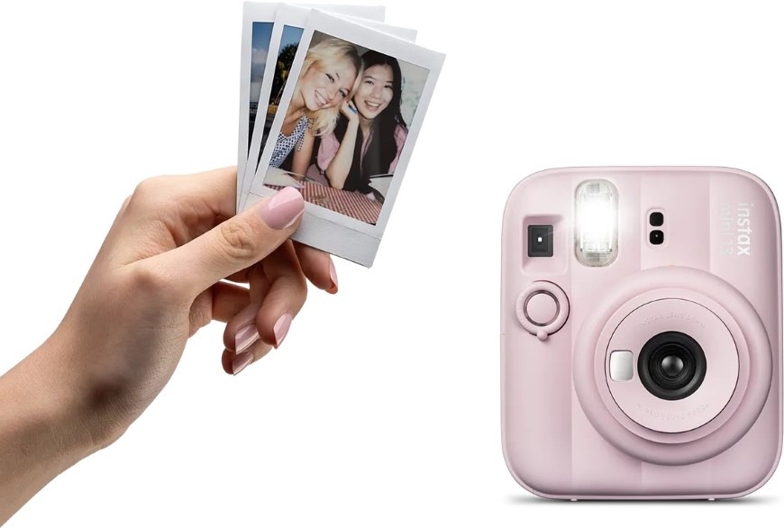 Instantní fotoaparát Fujifilm instax mini 13 fialový Ruka držící vytisknuté fotky vedle fotoaparátu Fujifilm instax mini 13