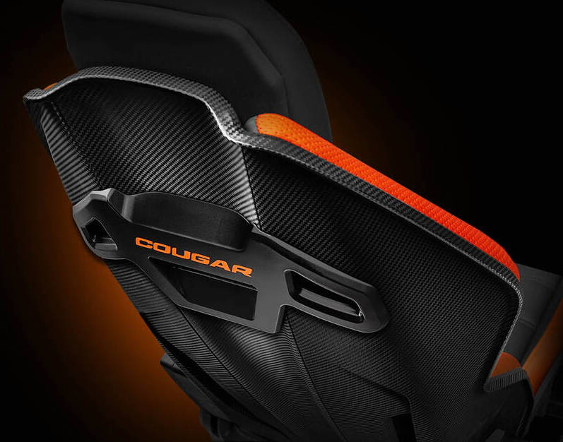 Herní židle Cougar Hotrod černá/oranžová Detail zadní FRP skořepiny židle Cougar Hotrod s karbonovým vzorem a oranžovým logem Cougar