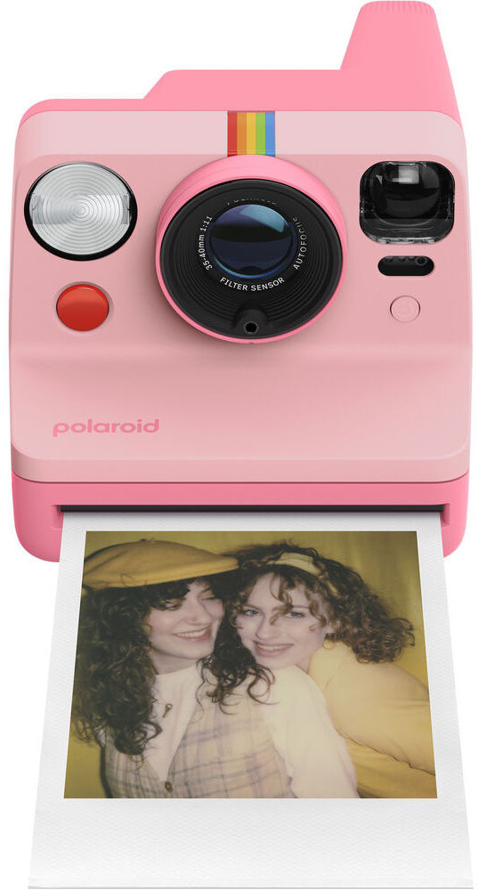 Instantní fotoaparát Polaroid Now Gen 3 růžový Polaroid Now Gen 3 růžový instantní fotoaparát s vysunutou fotografií na ikonickém plnoformátovém filmu
