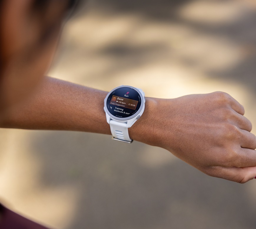 Žena sleduje displej Garmin Forerunner 170
