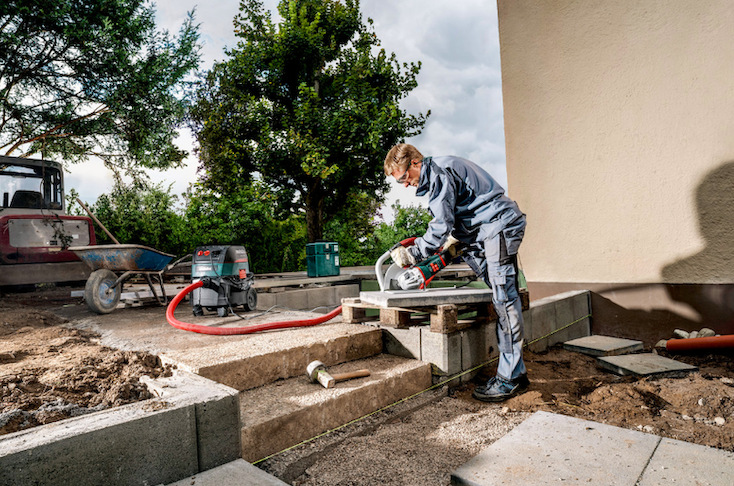 Řezání betonových prvků úhlovou bruskou Metabo při pokládce a úpravě venkovní dlažby