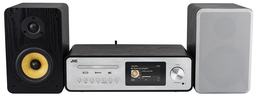 Čelní pohled na stříbrný minisystém JVC MX-E455: barevný displej se zobrazením Spotify, ovládací prvky, CD slot a jeden reproduktor s výraznou žlutou membránou