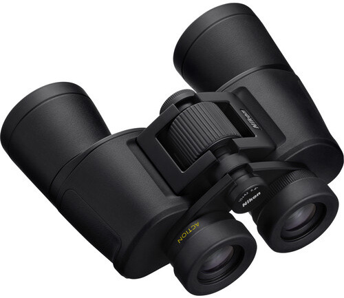 Dalekohled Nikon Action EX 10x42 z boku, černé pryžové tělo s logem Action.