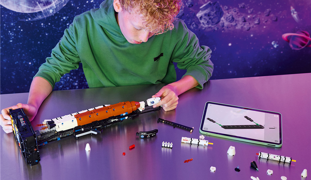 Stavebnice LEGO® Technic 42221 Raketa NASA Artemis Space Launch System Ruční klika umožňuje postupně oddělovat části rakety a názorně sledovat tři fáze jejího startu.