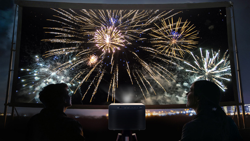 Laser TV Hisense XR10 promítá ohňostroj