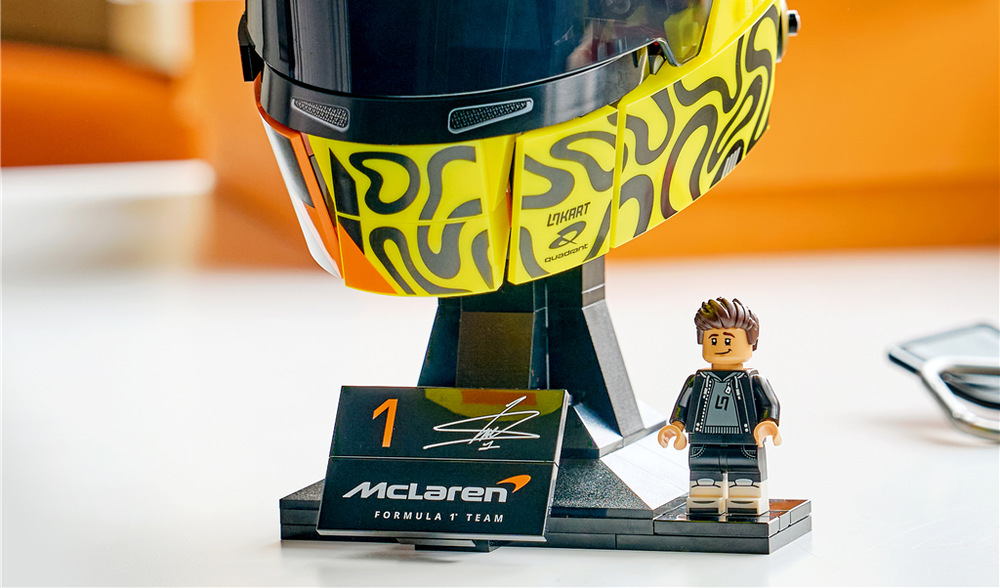Stavebnice LEGO® Editions 43023 Editions V 43023 Minifigurka Landa Norrise, jeho podpis, logo LN a startovní číslo dodávají modelu osobní detaily.