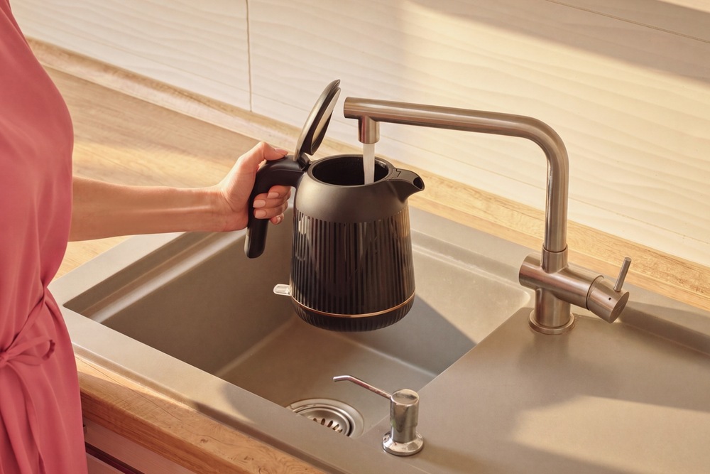 Otevírání jednou rukou konvice Sencor SWK 1049BK 1 l